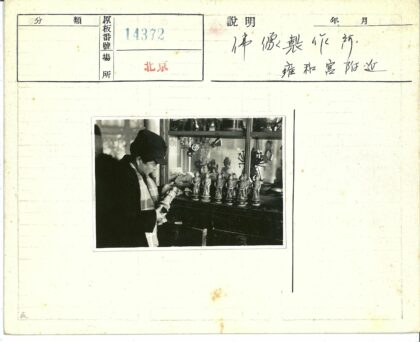 检查宗教雕像与文物的人.jpg