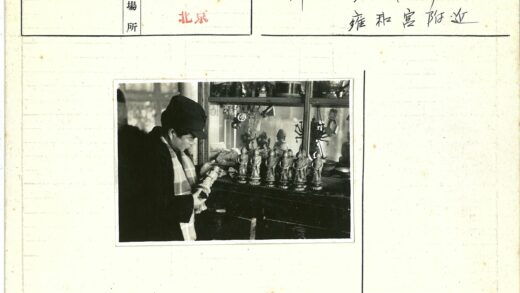 检查宗教雕像与文物的人.jpg