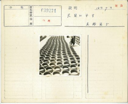 检查整齐排列圆柱形陶罐.jpg