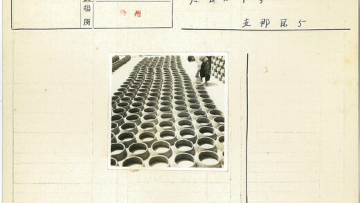 检查整齐排列圆柱形陶罐.jpg