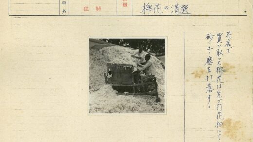 棉花加工木制机器工作场景.jpg