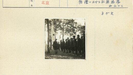 森林中举旗的队列.jpg