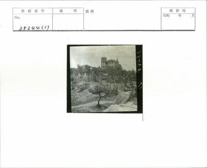 森林中的圆形石塔建筑.jpg
