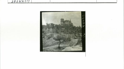 森林中的圆形石塔建筑.jpg