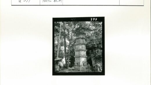 森林古塔与戴帽行人.jpg