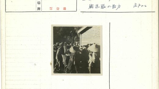 森林木屋前的戴帽提篮人群.jpg