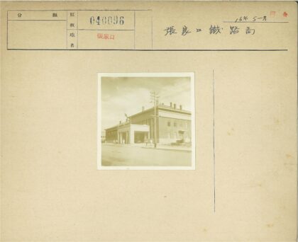 楼顶旗帜下的街景与汽车.jpg