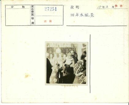 橱窗前抱孩欣赏瓷器.jpg