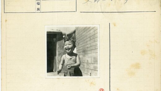 欢乐孩童与石墙建筑.jpg