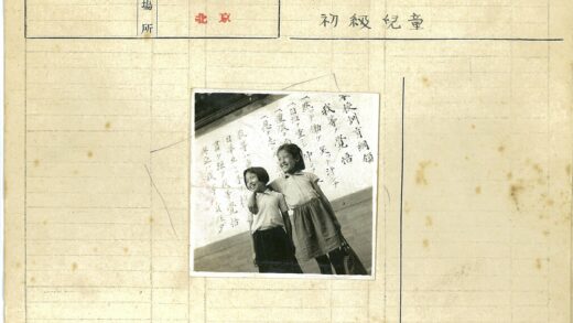 欢乐童年伙伴墙前合影.jpg