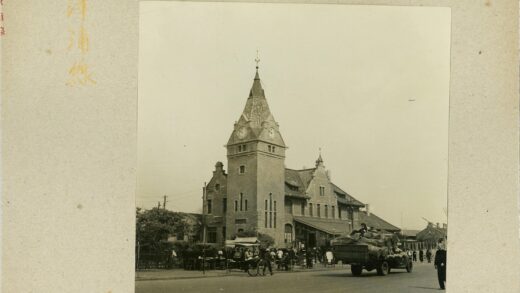 欧洲尖顶角楼街景历史照.jpg