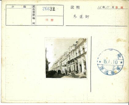 欧洲风情街景建筑与行人.jpg