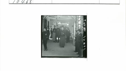 正式场合合影于装饰牌坊前.jpg