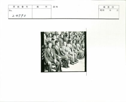 正式活动中的西装眼镜人士.jpg