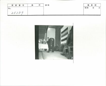 正式活动台上演讲嘉宾与观众.jpg