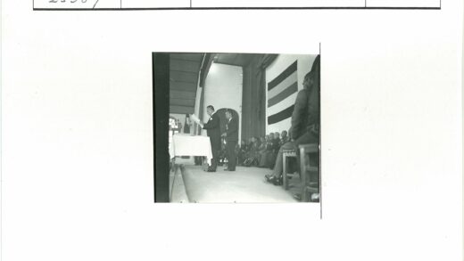 正式活动台上演讲嘉宾与观众.jpg