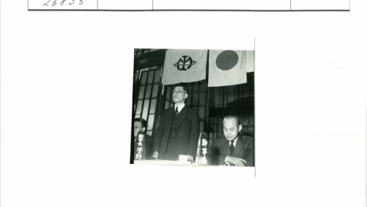 正式聚会中的三位男士与旗帜.jpg