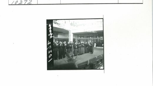 正式聚会人群大楼内合影.jpg