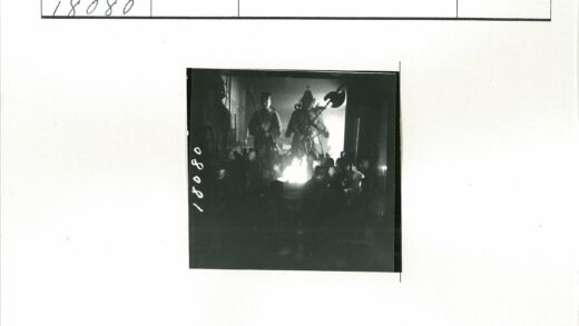 武士雕像旁的火堆聚会.jpg