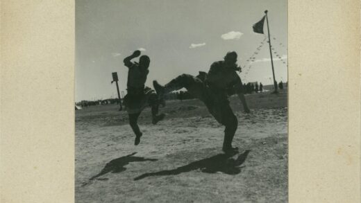 武术比赛户外对决观众围观.jpg