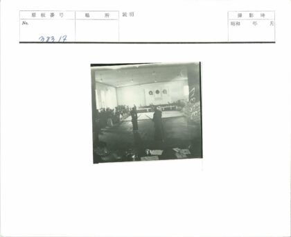 武术表演木剑决斗室内场景.jpg