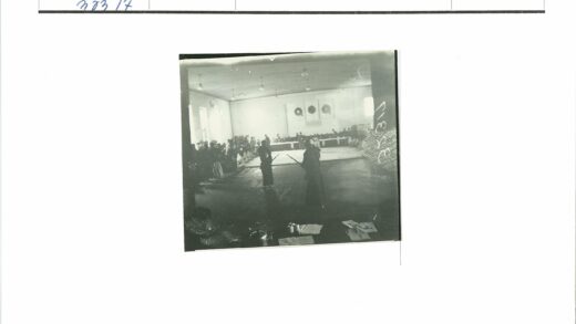武术表演木剑决斗室内场景.jpg