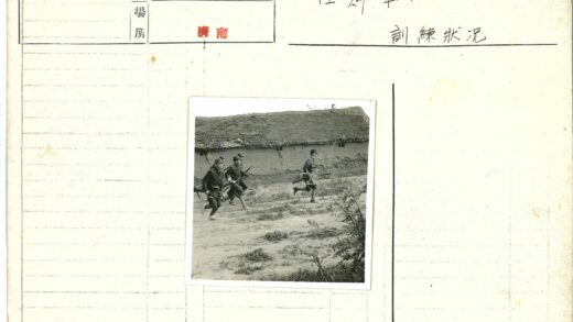 武装士兵在茅草屋旁奔跑.jpg