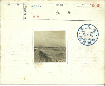 残墙延伸至远方建筑.jpg