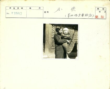 母亲与婴儿在木格墙前.jpg