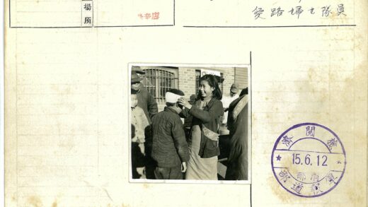 母亲为孩子包扎头部.jpg