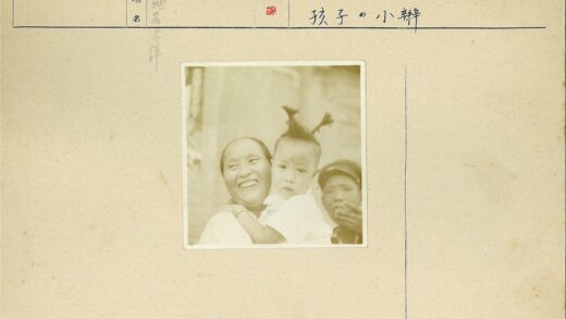 母女温馨拥抱背影人物.jpg