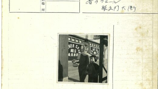 母女街头漫步背影.jpg