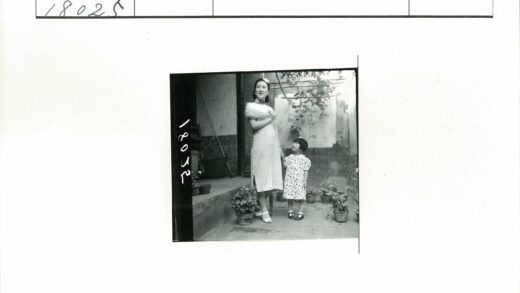 母女赏花庭院时光.jpg
