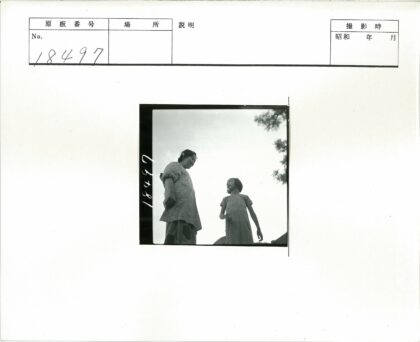 母女阳光下树林合影.jpg