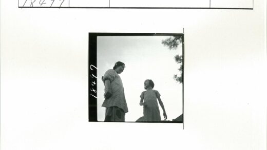 母女阳光下树林合影.jpg
