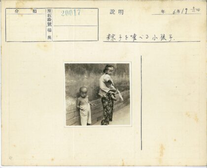 母子与孩童的砖墙前合影.jpg