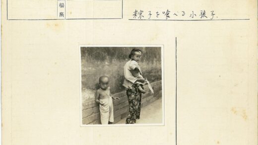 母子与孩童的砖墙前合影.jpg