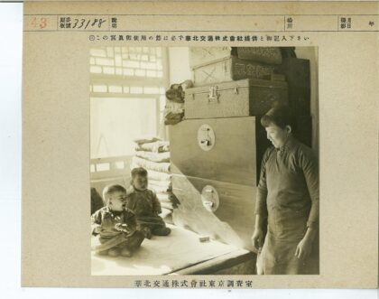 母子与行李箱的温馨室内场景.jpg
