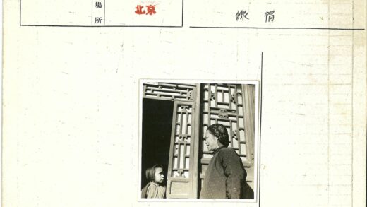 母子在华丽木门旁交谈.jpg