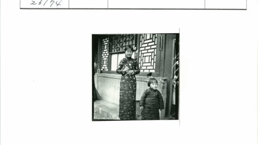 母子在装饰窗木板建筑前.jpg