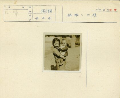 母子户外树林合影.jpg