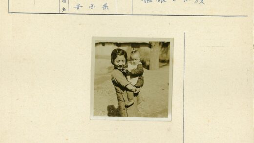 母子户外树林合影.jpg