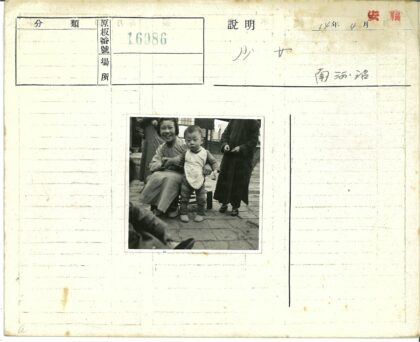 母子欢笑街头温馨瞬间.jpg