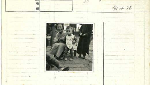 母子欢笑街头温馨瞬间.jpg