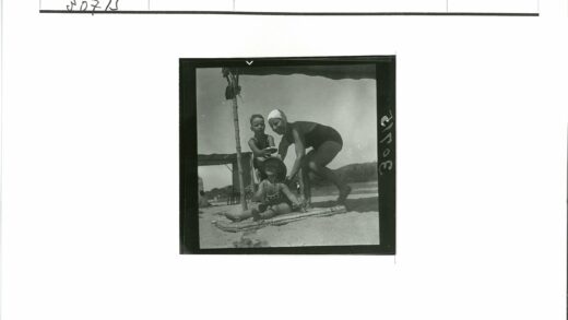 母子海滩夏日时光.jpg