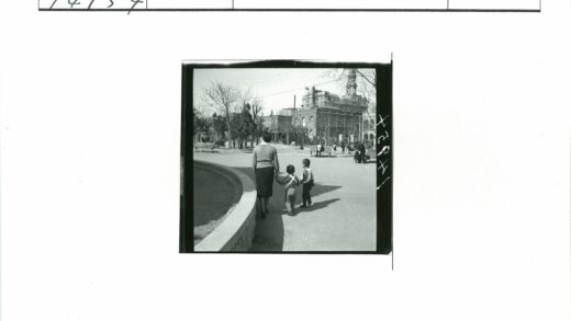 母子漫步公园高楼背景.jpg
