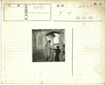 母子走过砖墙拱门.jpg
