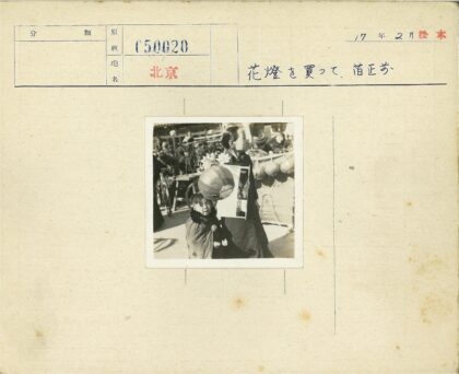 母子路边灯笼摊.jpg