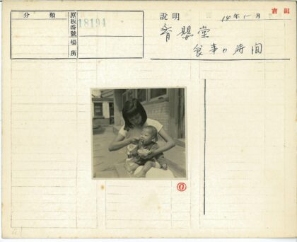 母爱瞬间女子喂婴儿.jpg