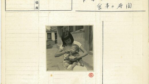 母爱瞬间女子喂婴儿.jpg